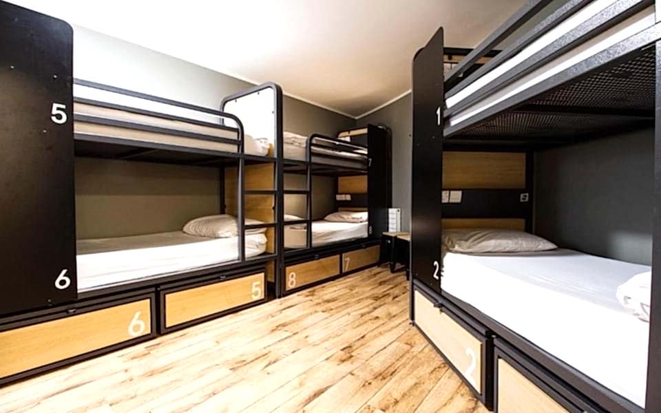 Bed in 4-8 Bed Dorm - Shared Bathroom